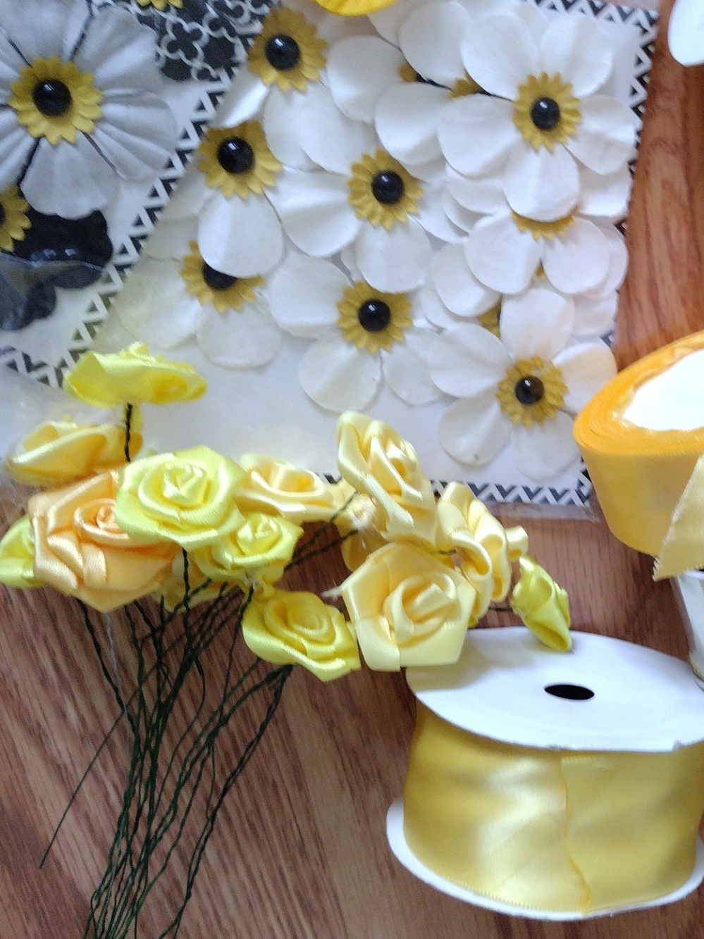 Yellow White Gold Floral & Ribbon Party Craft Kit - Picture 7 of 8